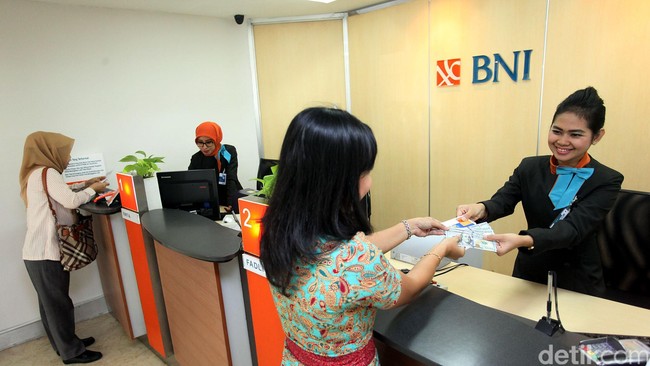 Pakar hukum pasar modal menilai pemerintah harus lebih berhati-hati dalam melontarkan wacana merger antara Bank Negara Indonesia dan Bank Mandiri.