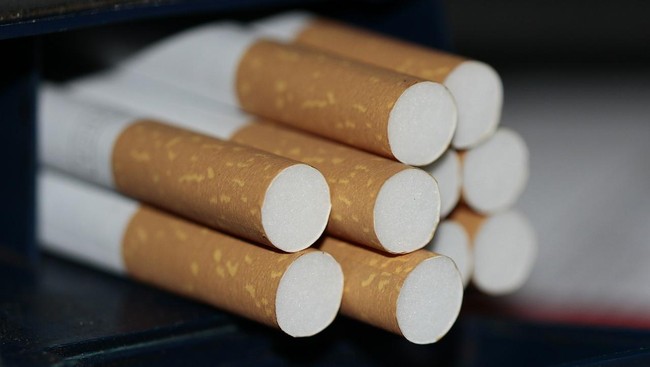 Pemerintah memutuskan untuk menaikkan cukai rokok rata-rata 10 persen pada 2023. Kenaikan itu berdampak pada perubahan harga rokok mulai tahun depan. 