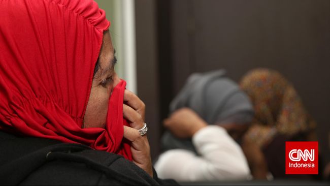 Siksa 3 TKI, Pasutri Tokoh Masyarakat Malaysia Ditangkap Pasutri tokoh masyarakat di Malaysia ditahan karena menyiksa tiga warga Indonesia yang bekerja sebagai pesuruh di rumah mereka.