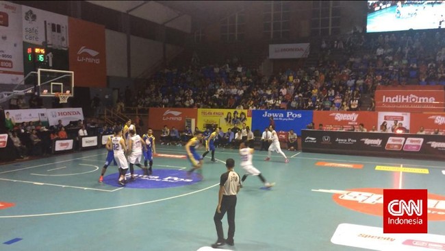 SM Britama sempat kalah pada kuarter pertama dari CLS Knight Surabaya. Akhirnya SM Britama berhasil bangkit&nbsp;memenangkan pertandingan.