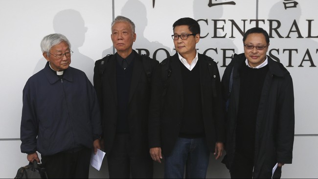 Para pemimpin demonstran Hong Kong Occupy Central akhirnya menyerahkan diri atas peran mereka menggalang massa pada aksi demonstrasi ilegal.