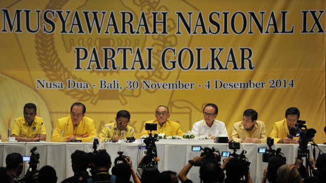 Adanya ketua harian Golkar sempat memicu perdebatan. Peserta munas menilai usulan mengenai ketua harian tak dibicarakan di Komisi A malah muncul di paripurna.