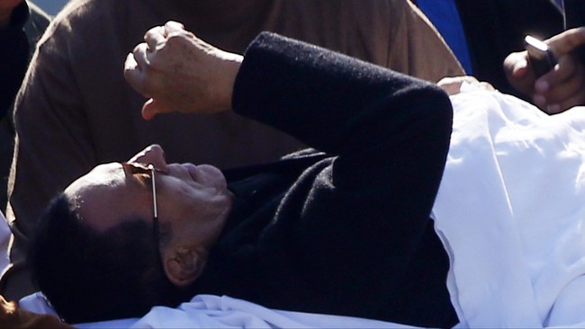 Tujuh belas orang tewas setelah pihak berwenang melepas tembakan ke arah pengunjuk rasa yang memperingati aksi perlawanan 2011 yang melengserkan Hosni Mubarak.