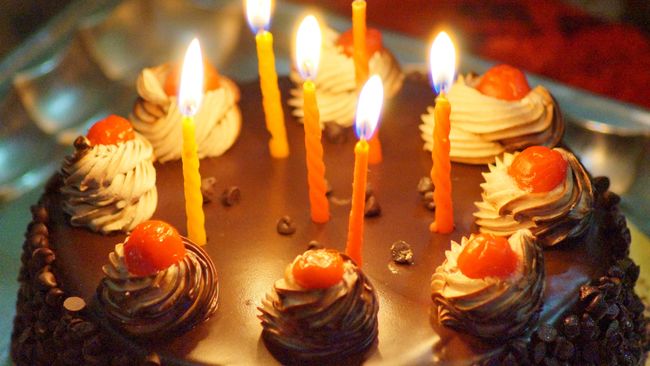 Karena tradisi tiup lilin dikhawatirkan bisa menebarkan virus, tradisi ini urung diadakan.