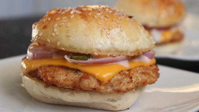 Untuk bisa mendapat chicken burger gratis, kamu cuma perlu download aplikasi Allo Bank dan tukarkan poinnya di outlet Wendy's terdekat.