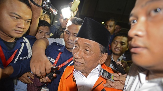 Sandi 'air' mencuat dalam sidang perantara suap gas alam di Blok Poleng, Bangkalan, Madura, Abdul Rouf. Kode rahasia itu terucap saat menerima duit suap.