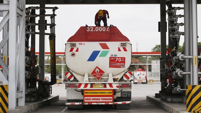 Pemerintah ingin menerapkan subsidi tetap dalam penentuan harga bahan bakar minyak (BBM) mulai tahun depan. Tapi terganggu oleh pelemahan nilai tukar rupiah.