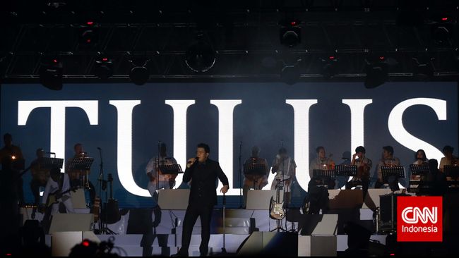 Tulus dan Raisa sudah mulai berani mengumbar kedekatan di depan publik. Di konser tunggalnya, Selasa (2/12) Tulus tak canggung memberi Raisa pelukan dan ciuman.