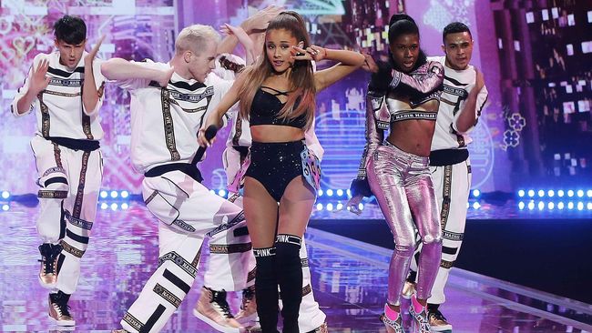 Ariana Grande rajin memposting sejumlah kegiatannya di akun media sosialnya bersama para model dan Taylor Swift.