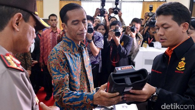 Di kampus UGM Jokowi memperingati Hari Anti Korupsi Internasional, Hari Hak Asasi Manusia se-Dunia, dan memberikan kuliah umum.