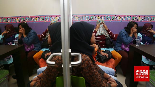 Polisi Malaysia Selamatkan 11 WNI Disekap Pemilik Restoran Sebanyak sebelas perempuan WNI yang bekerja di restoran di Malaysia disekap majikan dan menerima upah minim.