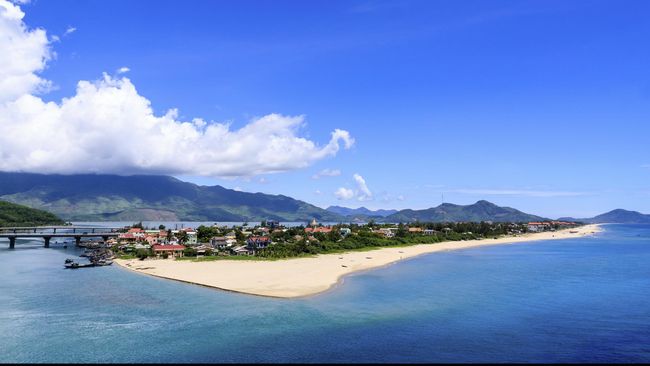 Sebagian wisatawan lebih tertantang mencari tempat-tempat baru yang belum populer. Di antaranya, destinasi anyar yang tengah naik daun.