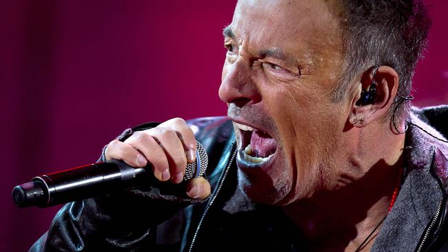 Depresi Springsteen semakin parah setelah ayahnya meninggal dunia karena gangguan jiwa serta ketergantungan alkohol.