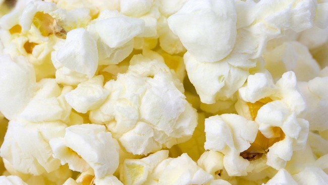 Kamu ingin tahu apa yang menyebabkan butiran jagung bisa meletus dan menjadi popcorn.