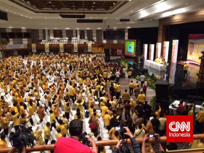 Saya Takut Masa Depan Golkar Awal Reformasi, Golkar dihujat. Kantor dan asetnya dirusak. Golkar lolos ujian, menang pemilu. Kini usai cobaan mahaberat itu, Golkar justru terancam hancur.