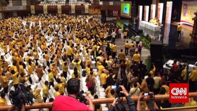 Terlalu banyak nama yang diajukan untuk menjadi pengurus Golkar. Dari niat semula memangkas pengurus menjadi 100 orang, kini jumlah total mencapai 200 orang.