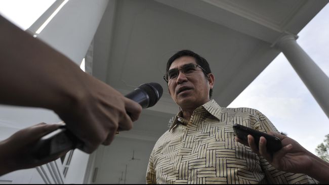“Saya tidak biasa baca puisi, biasanya ngetok palu,” kata mantan Ketua MK Hamdan Zoelva di acara Malam Baca Puisi Tokoh Nasional.