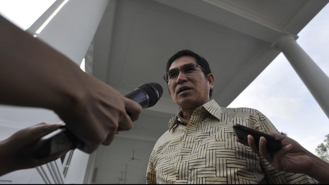 Keberatan Ketua MK Hamdan Zoelva atas penunjukan panitia seleksi hakim MK oleh pemerintah dinilai bentuk intervensi pribadi dan meragukan keputusan presiden.