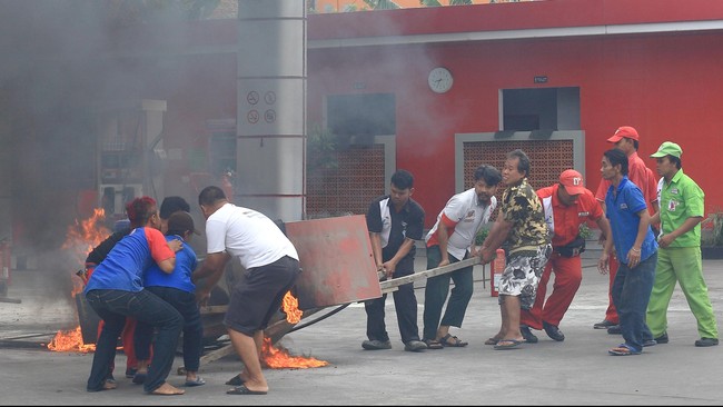 Kebakaran terjadi di Stasiun Pengisian Bahan Bakar Umum (SPBU) di Jalan Bintaro Permai, Pesanggrahan, Jakarta Selatan, Rabu (26/7). Api berhasil dipadamkan