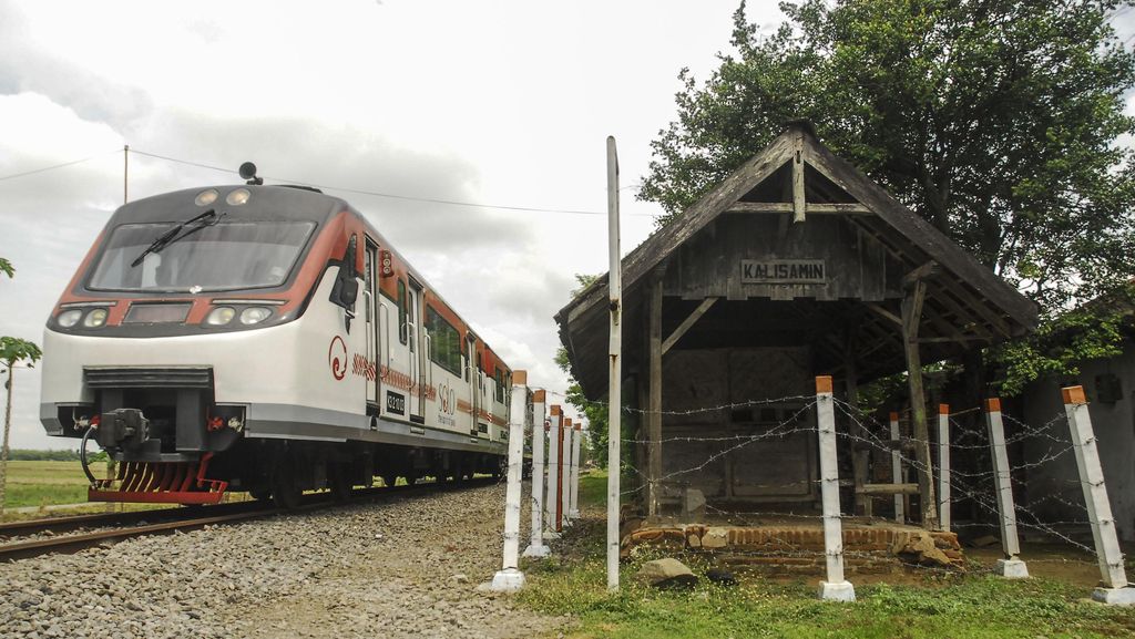 KA Bathara Kresna Terhenti di Solo Gara-gara Mobil Parkir Mepet Rel, Ini Faktanya