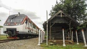 Viral KA Bathara di Solo Terhenti Gegara Land Cruiser Parkir Mepet Rel