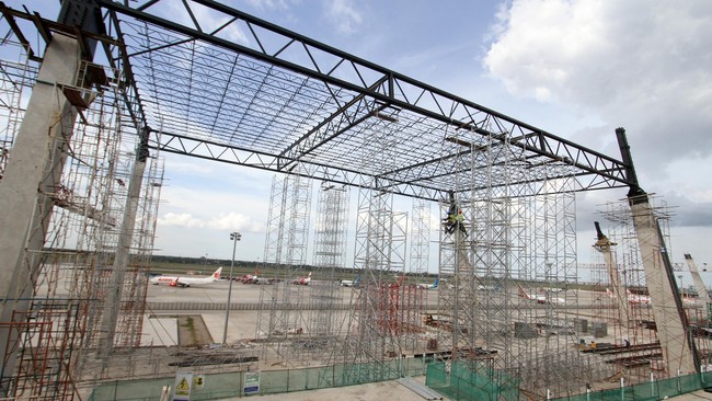 Angkasa Pura II membutuhkan investasi Rp 41 triliun untuk mengembangkan bandara Soekarno-Hatta sampai 2021.