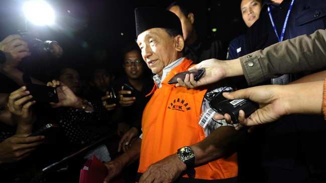 Fuad Amin Imran kembali diperiksa, kali ini sebagai tersangka kasus suap jual beli gas alam di Bangkalan Madura yang menimpa dirinya.