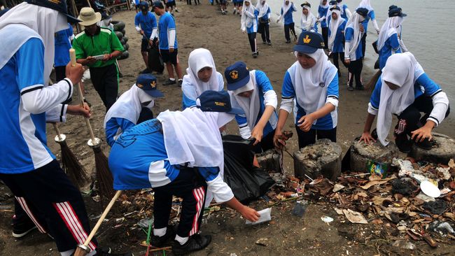 Menurut Koentjaraningrat, gotong royong dikategorikan menjadi dua jenis, yakni gotong royong kerja bakti dan gotong royong tolong-menolong.