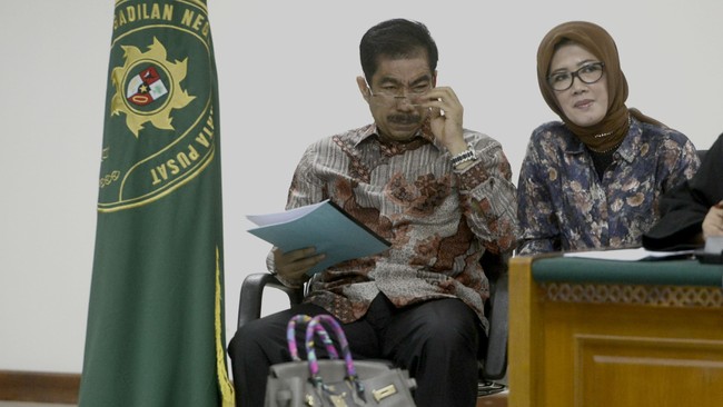 Mantan Wali Kota Palembang Romi Herton mengatakan si pirang itu pembantunya selama di Jakarta. Tapi Jaksa yakin perempuan itu Direktur Romi Herton Foundation.