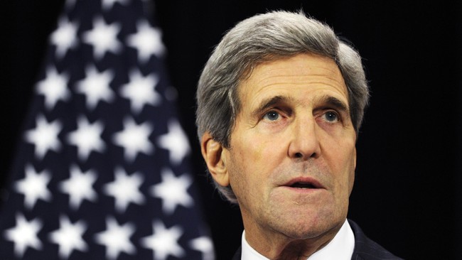 Menteri Luar Negeri Amerika Serikat John Kerry mengalami kecelakaan mobil kecil di India, ketika akan menghadiri konferensi bisnis internasional.