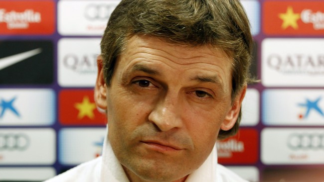 Vilanova adalah eks pemain, asisten pelatih, dan pelatih Barcelona. Pria yang meninggal 25 April 2014 karena kanker itu, merupakan asisten Guardiola sejak 2008.
