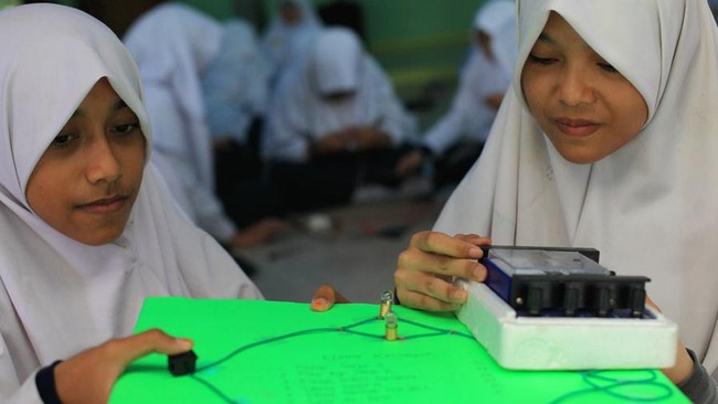 Bagaimana pendidikan yang ada di Indonesia ini? Apakah sudah layak apabila anak kita sekolah dan menggunakan metode pendidikan yang seperti itu?