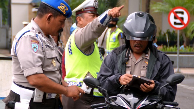 Hari pertama Operasi Zebra 2020, polisi menilang lebih 3.500 pengendara motor dan mobil. Pelanggaran terbanyak yakni, melawan arus dan melanggar bahu jalan tol.