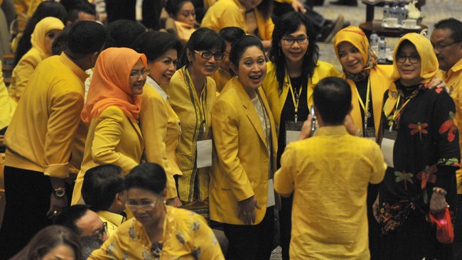 Titiek Soeharto mengatakan, koalisi pemerintah akan menjadi kuat jika Partai Golkar mengalami konflik seperti sekarang.