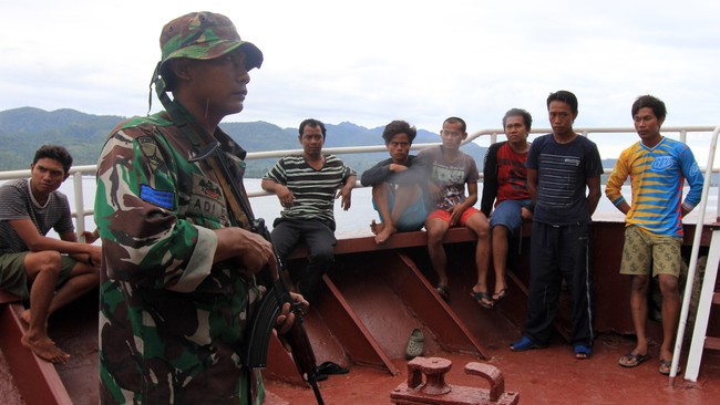 Kapal-kapal asing yang menangkap ikan secara ilegal di Laut Banda dan Laut Seram, kini melengkapi dirinya dengan senjata api. 