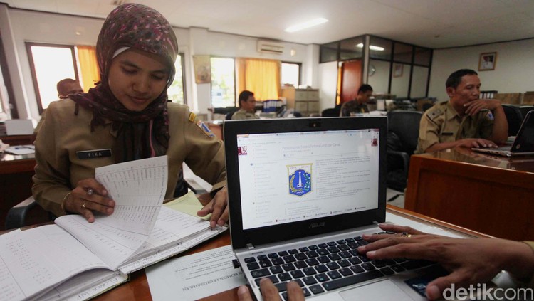 Pegawai Negeri Sipil  di Kelurahan Kenari, Jakarta Pusat, Rabu (3/4). File/detikFoto.