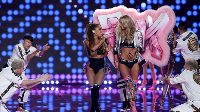 Penyanyi Ariana Grande mengalami sebuah kejadian yang aneh namun lucu di panggung peragaan busana Victoria's Secret.