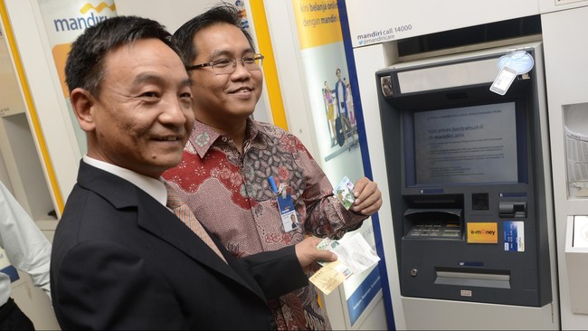 Jumlah uang yang diisi Bank Mandiri ke ATM selama 10 hari sebelum Natal naik rata-rata 19 persen dibandingkan pengisian hari biasa.