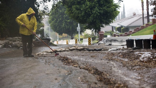 Hujan deras mendera California setelah wilayah itu dihantam badai besar dari Pasifik. Namun hujan dan badai ini akan membantu kekeringan yang melanda California