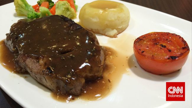 Potongan daging yang dipanggang dan disiram brown sauce kental ini dianggap cocok dengan lidah orang Indonesia kebanyakan.