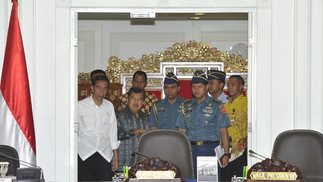 Presiden Joko Widodo dan menteri-menterinya akan membahas sejumlah hal krusial di Istana Negara. Rupiah yang melemah dan kontroversi kurikulum jadi sorotan.