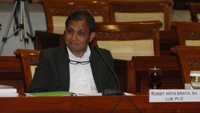 Dalam rapat pleno Komisi III DPR, secara aklamasi telah ditentukan proses pemilihan dan penetapan pimpinan KPK dilakukan setelah masa reses.