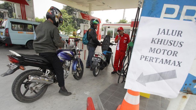 Selisih harga jual premium dengan pertamax mulai Senin pekan depan adalah Rp 1.400 per liter.