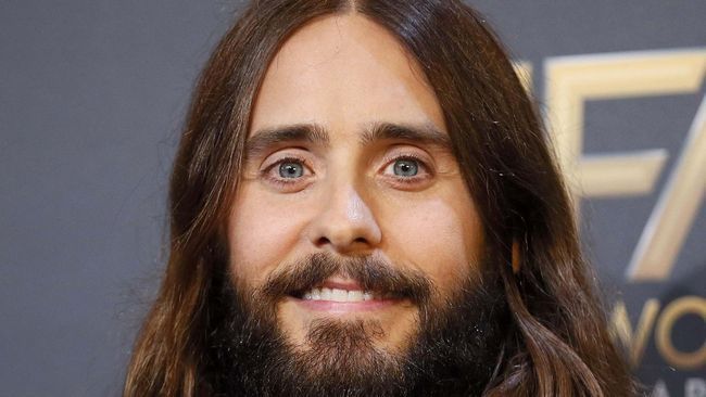 Dalam cuplikan perdana film Blade Runner 2049, Jared Leto ditampilkan sebagai karakter menyeramkan yang tampaknya tidak memiliki indera penglihatan.