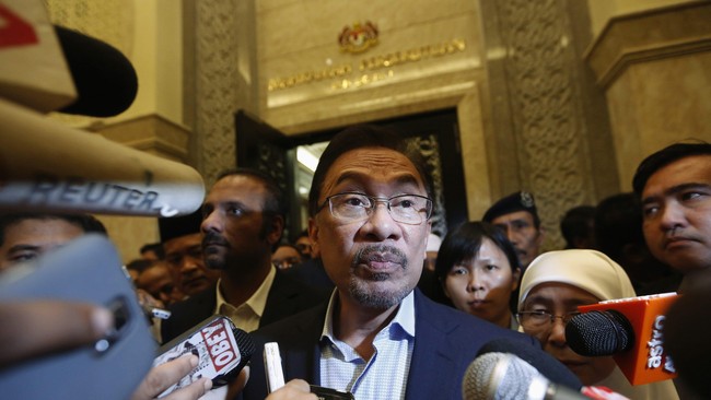 Pengadilan menolak banding Anwar Ibrahim atas kasus sodomi dan permintaan pengacara penuntut untuk menambah hukuman Anwar, paling tidak enam tahun.