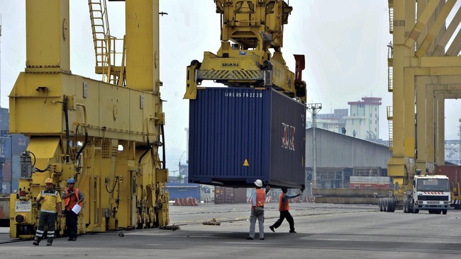 Bareskrim Polri menangkap pejabat fungsional pemeriksaan dokumen bea cukai Pelabuhan Tanjung Emas, Semarang Johnny Haposan karena diduga memeras importir.