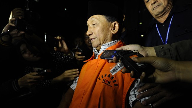 Tersangka suap gas alam sekaligus bekas Bupati Bangkalan Fuad Amin Imron menyesalkan penyitaan sejumlah aset leluhurnya. Salah satunya masjid berusia 90 tahun.