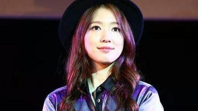 Park Shin Hye, menjadi aktris Korea dengan fans terbanyak di Tiongkok. Ia adalah aktris Korea pertama yang memiliki lebih dari tujuh juta pengikutdi Weibo.