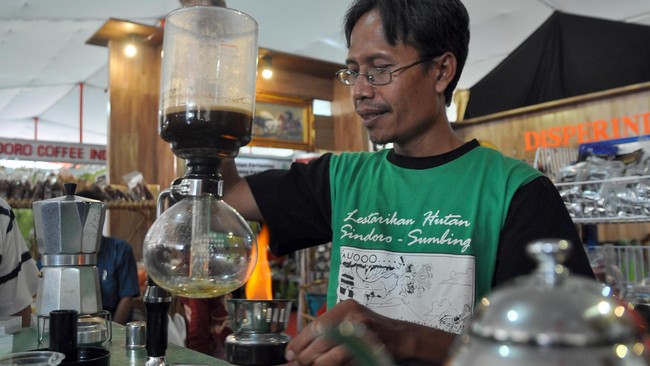 Usaha Mikro Kecil dan Menengah harus lebih diperhatikan pemerintah di saat ekonomi sedang melambat seperti saat ini.