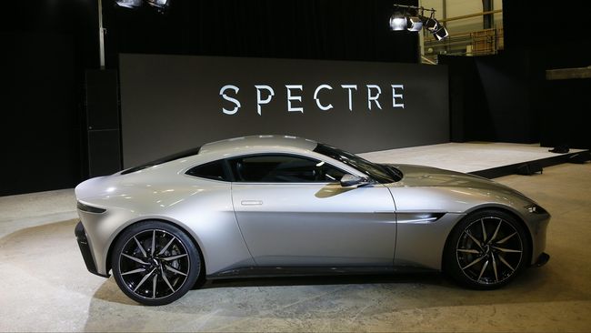 Sebagai perayaan ke-50 tahun kisah agen 007 karya Ian Fleming ini, Bond kembali mengendarai Aston Martin di Spectre.